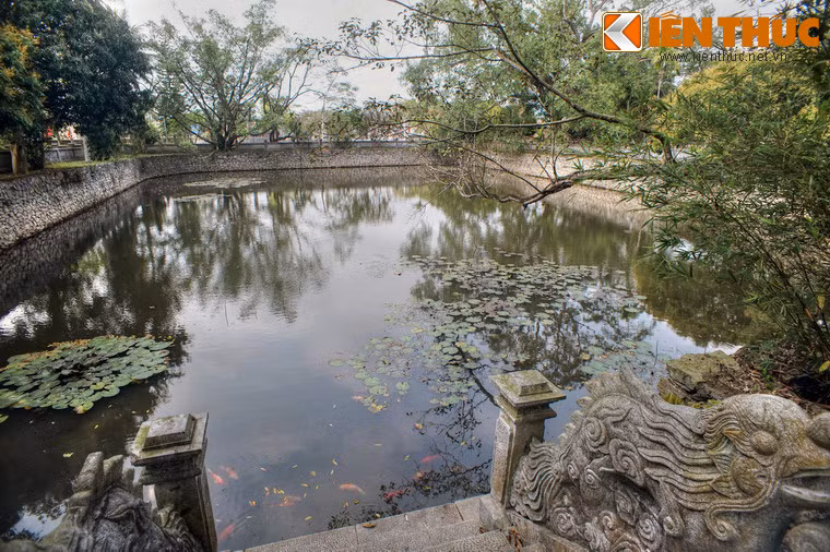 Sau nghi môn là hồ nước hình chữ nhật rộng 30 mét, dài 42 mét, ba mặt hồ xây lan can thấp, mặt đối diện với khu đền chính được tạo bậc lên xuống, bậc thềm có rồng chầu.