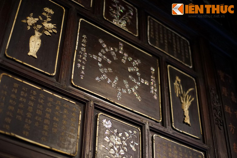 Cả hai bài thơ không viết theo lối thường mà trình bày theo kiểu "hồi văn kiêm liên hoàn" với năm vòng tròn đồng tâm, mỗi vòng tròn có một số chữ, nhìn giống trận đồ bát quái. Mỗi bài thơ tổng cộng có 56 chữ, bằng số chữ một bài thơ thất ngôn bát cú.