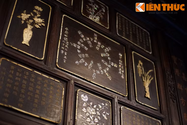 Cả hai bài thơ không viết theo lối thường mà trình bày theo kiểu "hồi văn kiêm liên hoàn" với năm vòng tròn đồng tâm, mỗi vòng tròn có một số chữ, nhìn giống trận đồ bát quái. Mỗi bài thơ tổng cộng có 56 chữ, bằng số chữ một bài thơ thất ngôn bát cú.