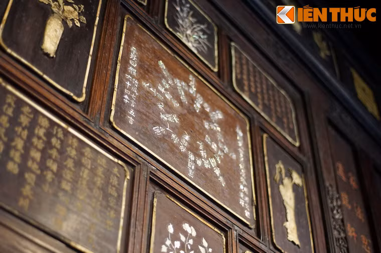 Dịch thơ tiếng Việt: Dồn mưa nước cuộn triều dâng ngập/ Lộng gió sông dào bến biếc xanh/ Non phủ kín mây tuôn tới tấp/ Sóng khêu thưa giọt gõ lanh canh/ Lan man suối trải rêu tươi mập/ Sóng sánh cồn vươn cỏ tốt xanh/ Nhàn thoáng một câu, thuyền nhẹ tắp/ Dóng rừng dăng kéo én bay nhanh.