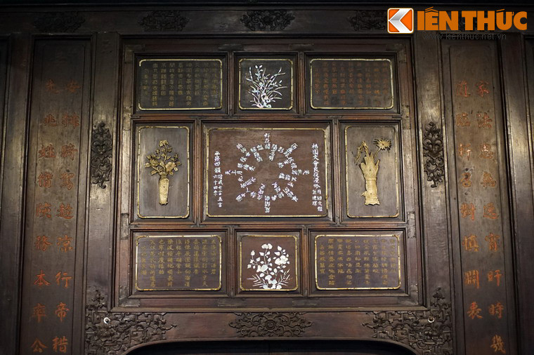 Nổi tiếng nhất trong số những bài thơ này là hai bài thơ "Vũ trung sơn thủy" (Non nước trong mưa) và "Phước viên văn hội hương dạ mạn ngâm" (Đêm thơ ở phước Viên) được khảm xà cừ trên hai bức vách gỗ của cung điện.