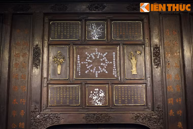 Nổi tiếng nhất trong số những bài thơ này là hai bài thơ "Vũ trung sơn thủy" (Non nước trong mưa) và "Phước viên văn hội hương dạ mạn ngâm" (Đêm thơ ở phước Viên) được khảm xà cừ trên hai bức vách gỗ của cung điện.