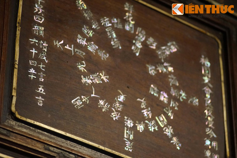 Phiên âm chữ Hán của một cách đọc: Loan hoàn vũ hạ giang triều tấn/ Trướng dật phong tiền ngạn biện thanh/ Sơn tỏa ám văn thôi trận trận/ Lãng sinh khiêu ngọc địch thanh thanh/ Sàn sàn thủy giản đài tư nhuận/ Dụng dụng ba chân liễu mậu vinh/ Nhàn diếu nhất chu ngư dật tấu/ Hướng lâm song tiễn yến phí khinh.