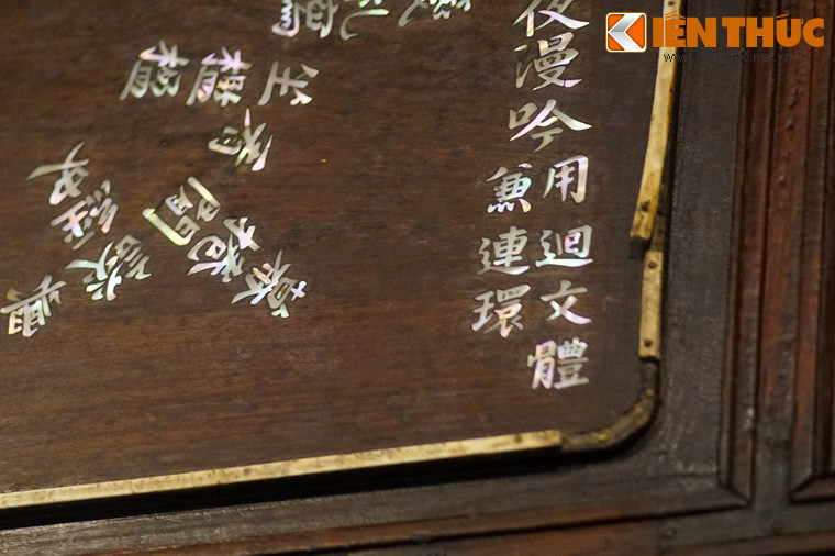 Từ bản dịch đầu đọc ngược lại và đảo vế: Xanh bến biếc dào sông gió lộng/ Ngập triều dâng cuộn nước mưa dồn/ Canh lanh gõ giọt thưa khêu sóng/ Tấp tới tuôn mây kín phủ non/ Xanh tốt cỏ vươn cồn sánh sóng/ Mập tươi rêu trải suối man lan/ Nhanh bay én khó dăng rừng dáng/ Tắp nhẹ thuyền câu một thoáng nhàn.