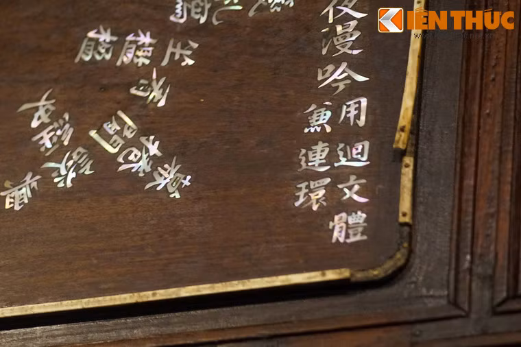 Từ bản dịch đầu đọc ngược lại và đảo vế: Xanh bến biếc dào sông gió lộng/ Ngập triều dâng cuộn nước mưa dồn/ Canh lanh gõ giọt thưa khêu sóng/ Tấp tới tuôn mây kín phủ non/ Xanh tốt cỏ vươn cồn sánh sóng/ Mập tươi rêu trải suối man lan/ Nhanh bay én khó dăng rừng dáng/ Tắp nhẹ thuyền câu một thoáng nhàn.