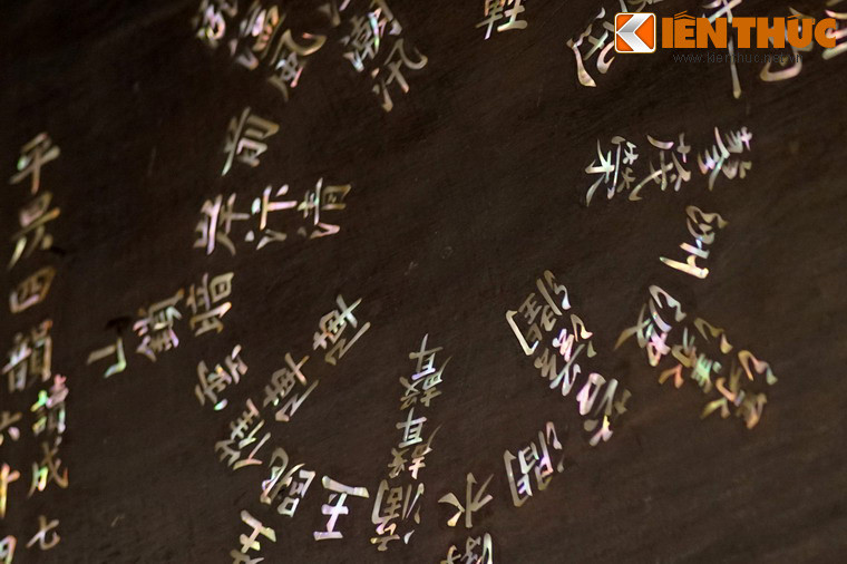 Về cách giải, các học giả đã dày công nghiên cứu, vạch ra những đường nét chính để mọi người theo đó suy ra, đọc tiếp, ví dụ như là đọc ngược lại, bớt đi hai chữ đầu hoặc hai chữ cuối...