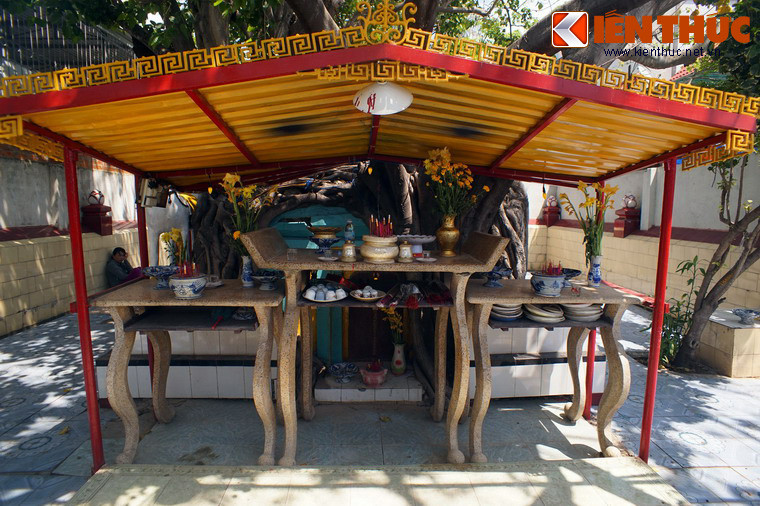 Mặt trước mộ có bàn thờ khá lớn, xung quanh có nhiều bàn thờ nhỏ. Các bàn thờ luôn có người hương khói thường xuyên.