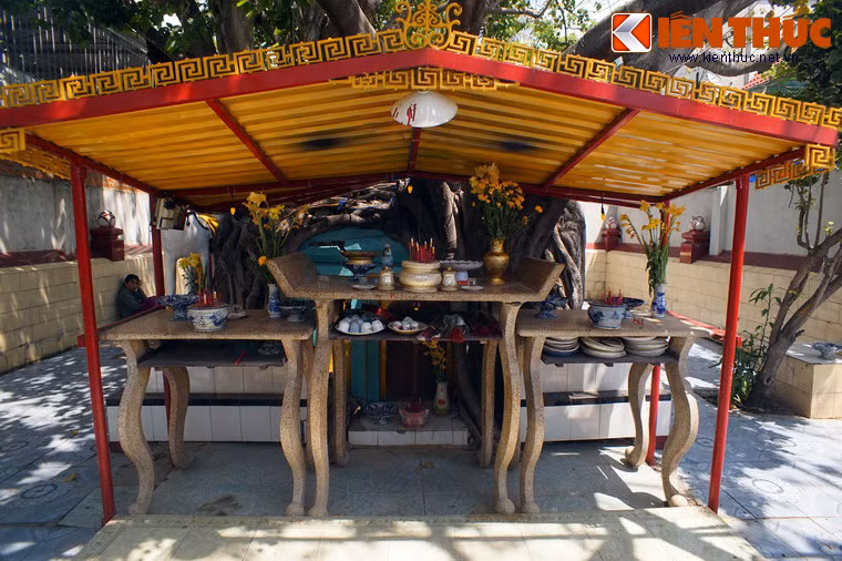 Mặt trước mộ có bàn thờ khá lớn, xung quanh có nhiều bàn thờ nhỏ. Các bàn thờ luôn có người hương khói thường xuyên.