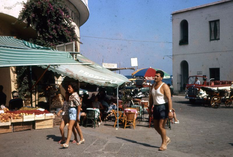 Gần bến cảng của đảo Capri. Ảnh: Fraser Pettigrew Flickr.