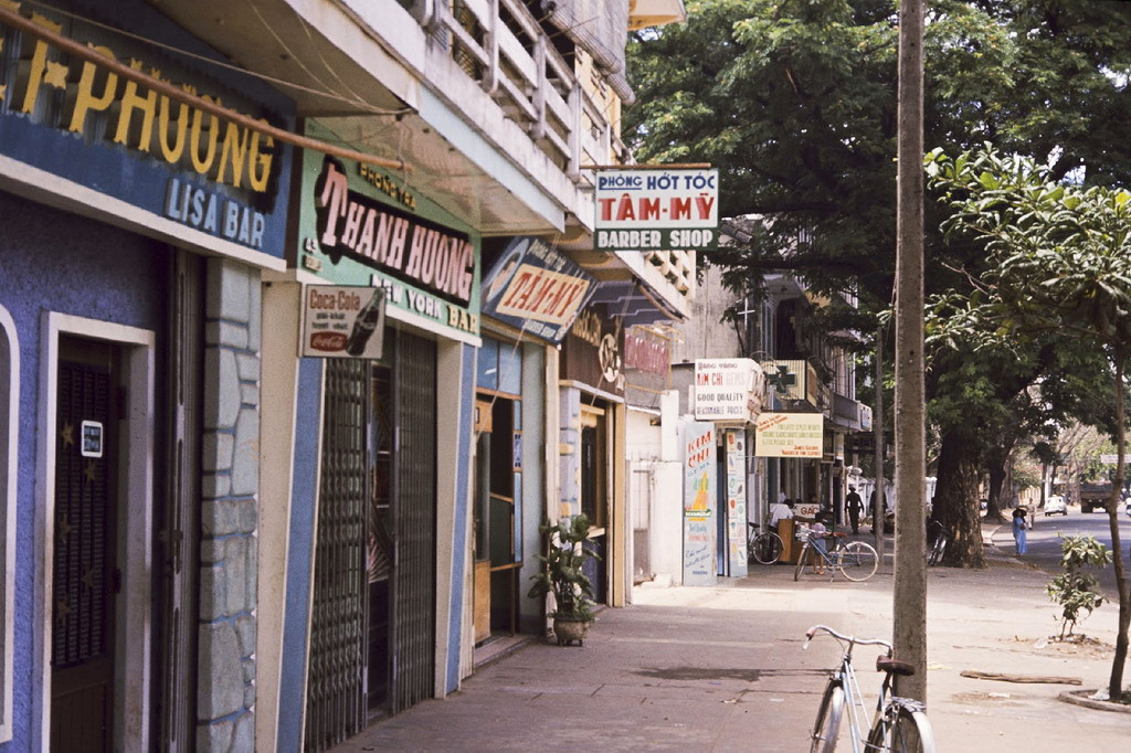 Các quán bar đối diện rạp Kim Châu trên đường Độc Lập. Ảnh: Bruce Tester. Ảnh: Bruce Tester.