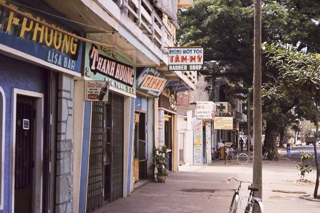 Các quán bar đối diện rạp Kim Châu trên đường Độc Lập. Ảnh: Bruce Tester. Ảnh: Bruce Tester.