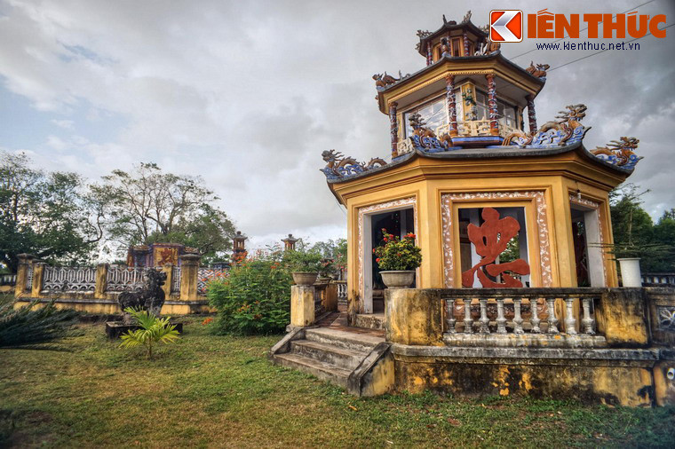 Theo sử sách, Võ Tánh (1768 - 1801) là vị tướng có công giúp chúa Nguyễn Ánh chống nhà Tây Sơn, được xếp cùng với Đỗ Thanh Nhơn và Châu Văn Tiếp là "Gia Định tam hùng". Ông tử trận trong cuộc chiến với quân Tây Sơn trước khi nhà Nguyễn chính thức thành lập.