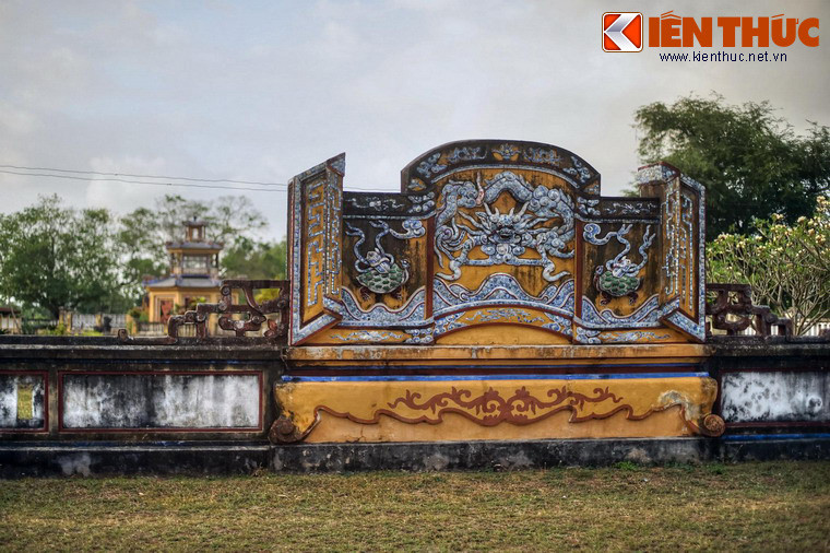 Khu lăng mộ tướng Võ Tánh nằm giữa thành, có khuôn viên rộng với tường bao quanh. Bờ tường mặt trước có bình phong dạng cuốn thư ở chính giữa, hai bên có hai lối vào.