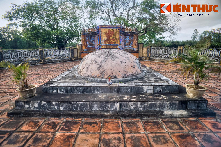 Sau lầu bát giác có một lối đi dẫn đến khu mộ. Đầu khu mộ có một hương án lớn. Sau hương án là mộ phần tướng Võ Tánh. Mộ có hình tròn nằm trên ba bậc nền chữ nhật. Trên mộ có đắp biểu tượng một con dơi.