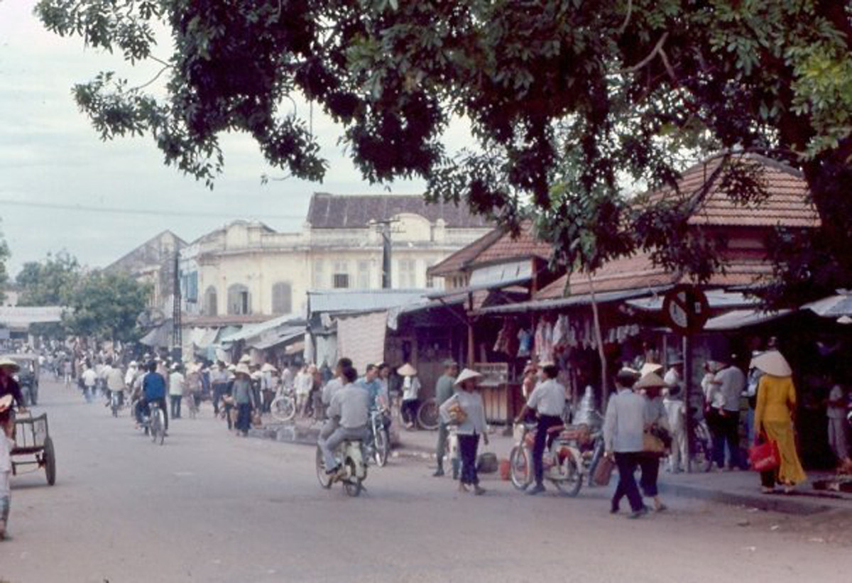Khu chợ Đầm trên đường Phan Bội Châu. Ảnh: 459thsignal.org.