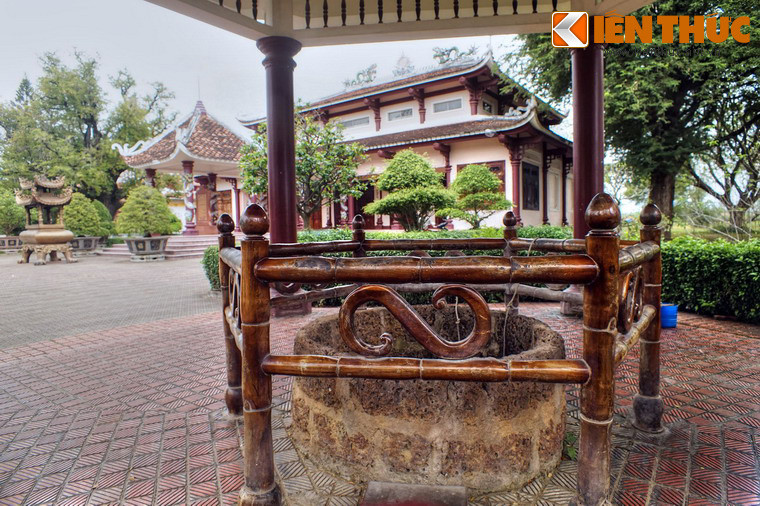 Trong khuôn viên đền thờ Tây Sơn Tam Kiệt còn có hai di vật gắn với sự phát tích của triều đại Tây Sơn. Đầu tiên là giếng nước cổ của gia đình ông Hồ Phi Phúc.