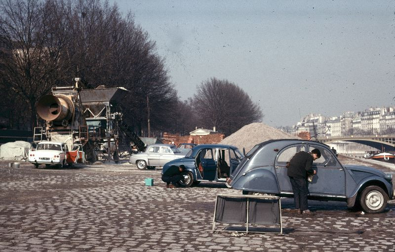 Buổi sáng chủ nhật trên bến sông Seine. Ảnh: JAYL38 Flickr.