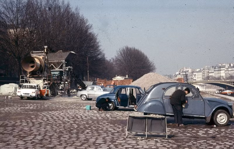 Buổi sáng chủ nhật trên bến sông Seine. Ảnh: JAYL38 Flickr.