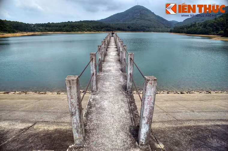 Phía Đông và Tây của hồ Thiên Tượng là những ngọn núi hiểm trở...