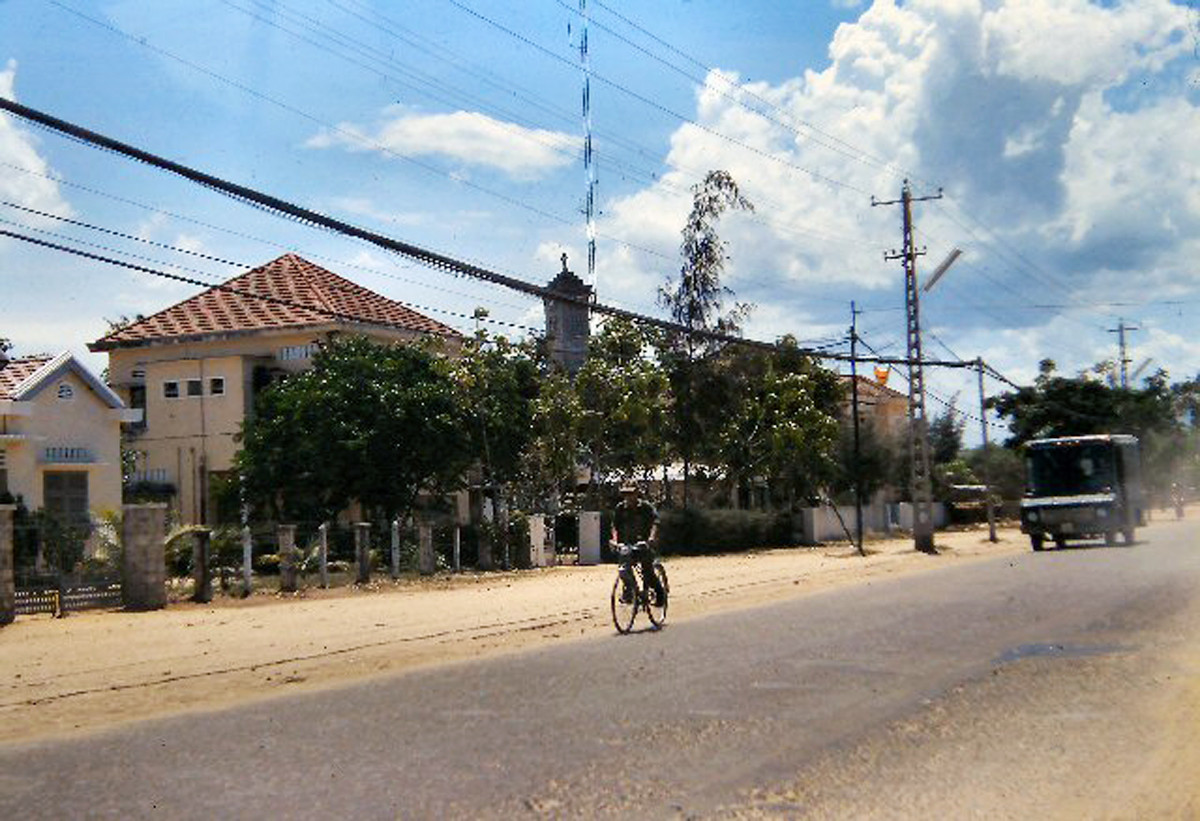 Đường Lê Thánh Tôn, phía xa là tháp chuông nhà Thờ Núi. Ảnh: 459thsignal.org.