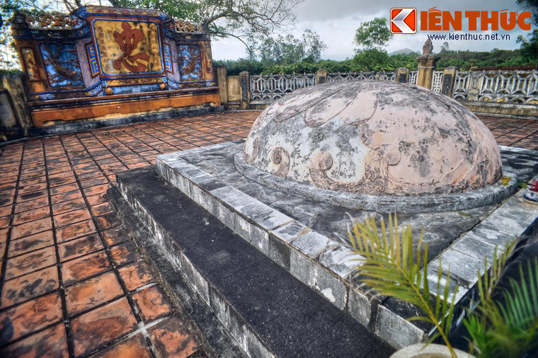 Nghĩa khí của Võ Tánh động lòng người, nên nhân dân trong vùng đã xây lăng mộ và thờ phụng trong thành Hoàng Đế. Lễ cúng tướng Võ Tánh diễn ra vào ngày ông mất (26/5 Âm lịch) hàng năm. Vào ngày này, mâm cơm cúng không có món thịt nướng vì gợi nhớ tới cái chết do tự thiêu của ông.