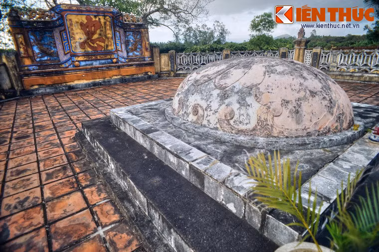 Nghĩa khí của Võ Tánh động lòng người, nên nhân dân trong vùng đã xây lăng mộ và thờ phụng trong thành Hoàng Đế. Lễ cúng tướng Võ Tánh diễn ra vào ngày ông mất (26/5 Âm lịch) hàng năm. Vào ngày này, mâm cơm cúng không có món thịt nướng vì gợi nhớ tới cái chết do tự thiêu của ông.