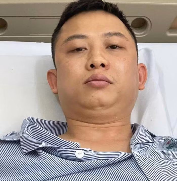  Mang 2 dao nhọn đến đâm hàng xóm tử vong: Mâu thuẫn trong chuyện tiền bạc, Trần Đức Kiên (SN 1992, trú quận Long Biên, Hà Nội) đã cầm theo 2 dao nhọn đến nhà và đâm hàng xóm là anh N.Q.H. (SN 1982) tử vong. Ngày 30/11, Công an quận Long Biên cho biết đang điều tra, làm rõ. 