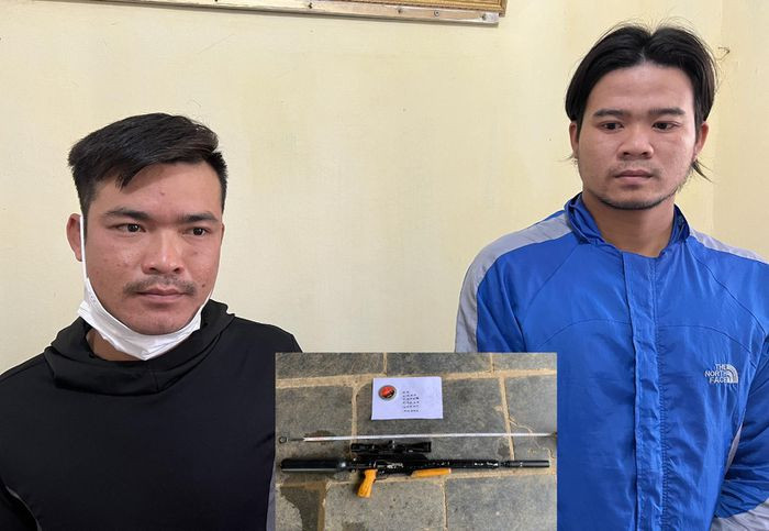  Rút súng bắn vào đoàn người đi đường vì bị nhắc nhở "chạy xe đánh võng": Chạy xe lạng lách đánh võng, Quách Văn Kiên (SN 1995) và Cao Minh Thông (SN 1991, đều trú huyện Yên Định, tỉnh Thanh Hóa) được một số người nhắc nhở nhưng không nghe, còn rút súng ra bắn vào đoàn người, khiến 1 nạn nhân bị trúng đạn. Ngày 30/11, Công an huyện Yên Định cho biết đang tạm giữ 2 đối tượng này. 