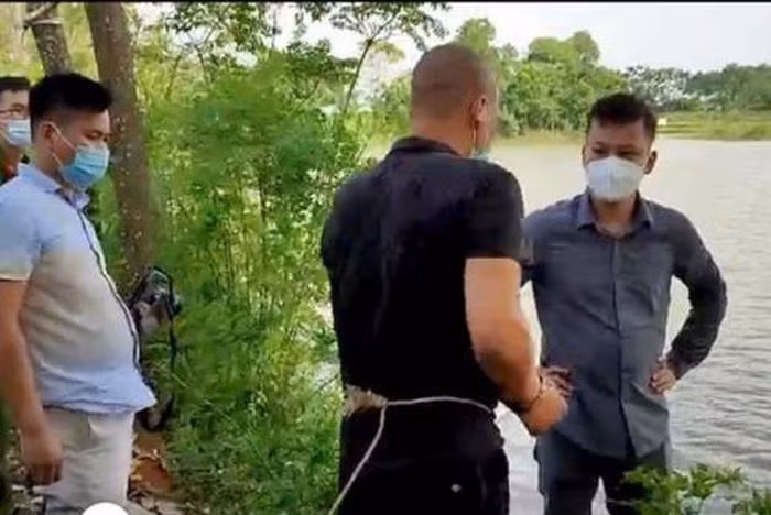  Vác cần ra hồ câu cá, bị chủ hồ dùng súng bắn chết: Anh Trần Minh Tâm (35 tuổi, trú ở huyện Ba Vì, Hà Nội) lấy cần câu cá ra hồ của Trần Bá Tấn (31 tuổi, trú cùng địa phương) để câu trộm thì bị anh Tấn phát hiện và dùng súng bắn chết. Ngày 30/11, Công an huyện Ba Vì cho biết đã khởi tố, bắt tạm giam Tấn.