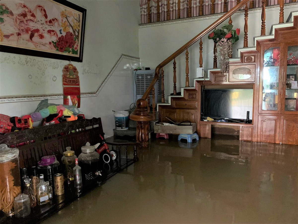 Đến sáng 30/11, mưa lũ gây ngập lụt ở nhiều địa phương, với mực nước lũ được đánh giá tương đương với đỉnh lũ lịch sử năm 2016. (Ảnh: Vietnamnet)