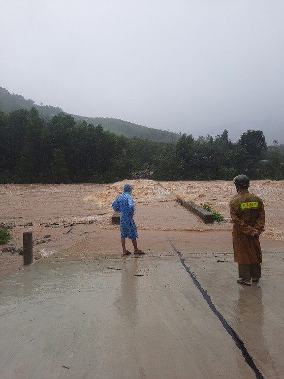Lực lượng chức năng túc trực tại cầu Đá Bạc (xã Đak Mang) để cảnh báo người dân không được qua lại vì nước ngập sâu. (Ảnh: Tuổi Trẻ)