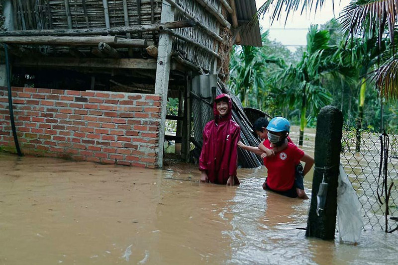 Cũng theo ông ông Nguyễn Hữu Khúc, mưa lớn kéo dài đã gây ngập nặng nhiều xã như Ân Hảo Đông, Ân Hảo Tây, Ân Mỹ, Ân Tín… của huyện Hoài Ân. Hàng trăm căn nhà bị ngập sâu trong nước gần 1m. (Ảnh: Pháp luật TP HCM)