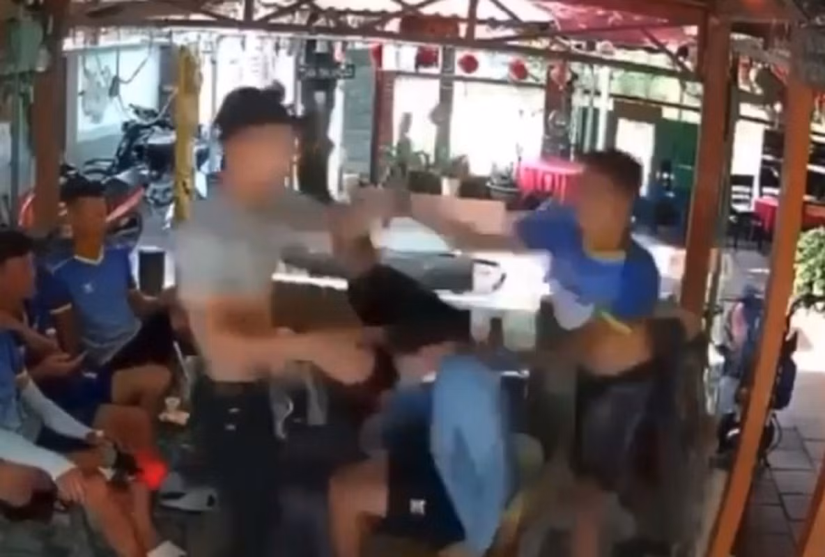  Dùng điếu cày đánh chết người trong quán: Trong lúc xảy ra xô xát về việc mượn điếu cày để hút, Bùi Văn Hải (SN 1990; ngụ huyện Lạc Thủy, tỉnh Hòa Bình) đã dùng điếu cày đập 2 nhát vào đầu Trịnh Đức T. (SN 1998; ngụ huyện Lạc Thủy) khiến nạn nhân gục tại chỗ, tử vong trên đường đi cấp cứu. Ngày 24/8/2022, Công an tỉnh Hòa Bình đã quyết định khởi tố bị can, bắt tạm giam Bùi Văn Hải về tội Giết người.