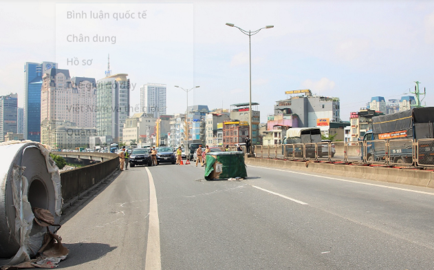  Hai cuộn thép rơi từ xe container, cày lõm đường Vành đai 3: Khoảng 8h ngày 9/8/2022, trên đường Vành đai 3 trên cao (gần bến xe Mỹ Đình, Nam Từ Liêm, Hà Nội) xe container mang biển kiểm soát 15H-009.XX, kéo theo rơ-móoc chở theo 2 cuộn thép thì một ô tô 5 chỗ bất ngờ tạt đầu. Tài xế phanh gấp để tránh khiến 2 cuộn thép bị đứt xích néo rơi xuống đường.