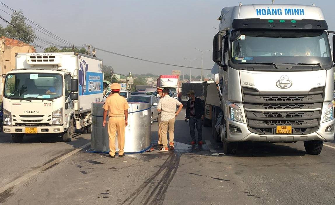  Cuộn thép trên xe đầu kéo rơi xuống đường: Sáng 8/4/2022, xe đầu kéo biển số 60H-055.98 chở theo 2 cuộn thép nặng hàng chục tấn, lưu thông trên quốc lộ 51 hướng từ TP.Biên Hòa đi huyện Long Thành. Khi vừa lên dốc 47 (TP Biên Hòa, tỉnh Đồng Nai) thì bất ngờ, sợi dây xích chằng cuộn sắt bị đứt, khiến cuộn sắt lăn về phía trước, đập vào phía sau cabin và thùng dầu của xe đầu kéo rồi văng xuống đường. Sự cố làm cabin xe đầu kéo hư hỏng, thùng chứa dầu của xe cũng bị móp méo. Vụ việc còn khiến giao thông qua khu vực ùn tắc nghiêm trọng. 