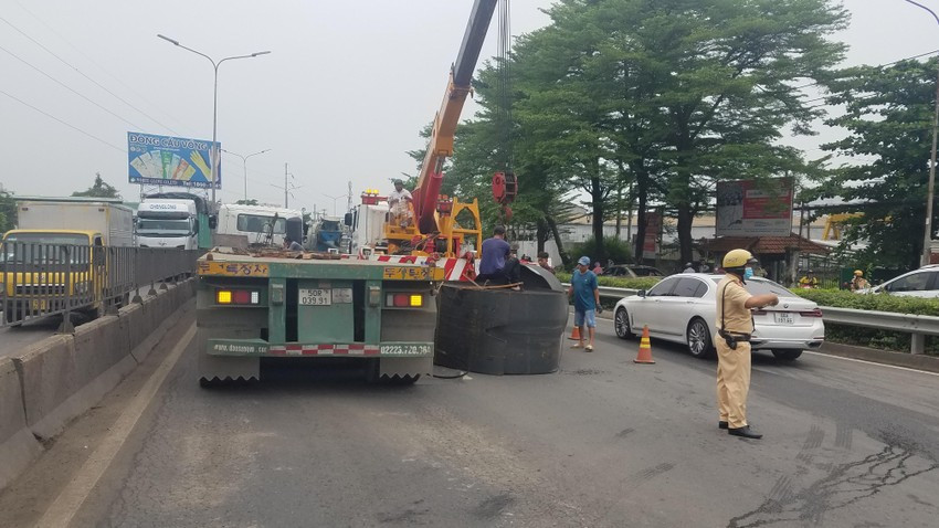  2 cuộn thép trên xe đầu kéo rơi xuống quốc lộ: Trưa 19/11/2022, xe đầu kéo 50LD - 197.01 kéo theo rơ-moóc chở hai cuộn thép chạy trên quốc lộ 1 hướng từ miền Tây về TP HCM. Khi đến khu vực cầu Bình Điền (xã Tân Kiên, huyện Bình Chánh), do ảnh hưởng từ cú thắng gấp của tài xế, dây xích chằng hai cuộn thép bị đứt khiến hai cuộn thép nặng hàng chục tấn văng khỏi rơ-mooc. Hậu quả, phần rơ-mooc xe cũng bị hư hại sau sự cố, giao thông qua khu vực ùn ứ xe kéo dài.