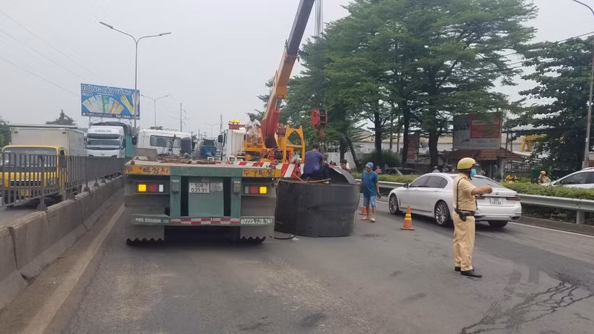  2 cuộn thép trên xe đầu kéo rơi xuống quốc lộ: Trưa 19/11/2022, xe đầu kéo 50LD - 197.01 kéo theo rơ-moóc chở hai cuộn thép chạy trên quốc lộ 1 hướng từ miền Tây về TP HCM. Khi đến khu vực cầu Bình Điền (xã Tân Kiên, huyện Bình Chánh), do ảnh hưởng từ cú thắng gấp của tài xế, dây xích chằng hai cuộn thép bị đứt khiến hai cuộn thép nặng hàng chục tấn văng khỏi rơ-mooc. Hậu quả, phần rơ-mooc xe cũng bị hư hại sau sự cố, giao thông qua khu vực ùn ứ xe kéo dài.