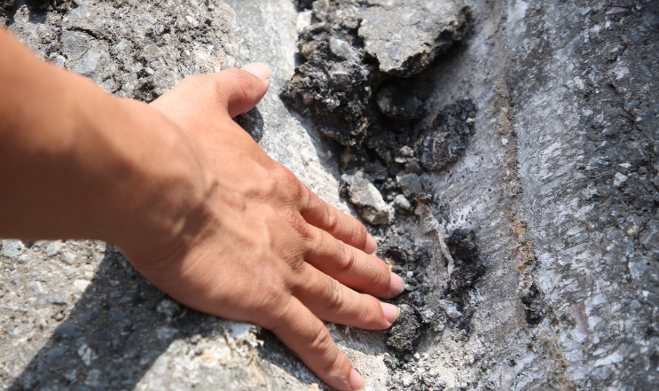 Tại hiện trường, 1 cuộn thép nặng 21 tấn chắn ngang đường, 1 cuộn khác lăn cách xe container hơn 10m. Các cuộn thép đã gây lõm đường Vành đai 3 trên cao. 