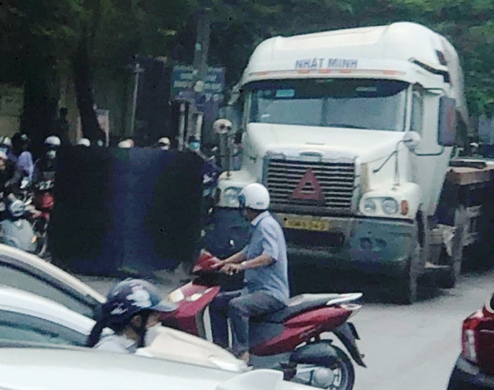  Cuộn sắt bất ngờ từ xe đầu kéo rơi xuống đường: Sáng 2/8/2022, trên đường Nguyễn Văn Linh thuộc địa bàn quận Lê Chân, TP Hải Phòng, chiếc xe đầu kéo kéo theo rơmooc BKS 15R 143.46 của Công ty TNHH Nhật Minh (địa chỉ thôn Nho Da, xã Tân Tiến, huyện An Dương, TP Hải Phòng) bất ngờ bị cuộn sắt nặng hàng chục tấn đang chở rơi xuống đường. Trước khi bị rơi xuống đường, cuộn sắt đã va vào cabin xe đầu kéo khiến phần đầu xe biến dạng, hư hỏng nặng. Vụ tai nạn xảy ra đúng giờ cao điểm, khiến các tuyến đường liên quan tắc nghẽn, rất may không gây thiệt hại về người. 