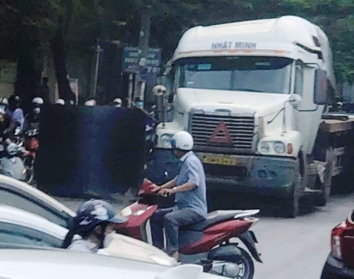  Cuộn sắt bất ngờ từ xe đầu kéo rơi xuống đường: Sáng 2/8/2022, trên đường Nguyễn Văn Linh thuộc địa bàn quận Lê Chân, TP Hải Phòng, chiếc xe đầu kéo kéo theo rơmooc BKS 15R 143.46 của Công ty TNHH Nhật Minh (địa chỉ thôn Nho Da, xã Tân Tiến, huyện An Dương, TP Hải Phòng) bất ngờ bị cuộn sắt nặng hàng chục tấn đang chở rơi xuống đường. Trước khi bị rơi xuống đường, cuộn sắt đã va vào cabin xe đầu kéo khiến phần đầu xe biến dạng, hư hỏng nặng. Vụ tai nạn xảy ra đúng giờ cao điểm, khiến các tuyến đường liên quan tắc nghẽn, rất may không gây thiệt hại về người. 