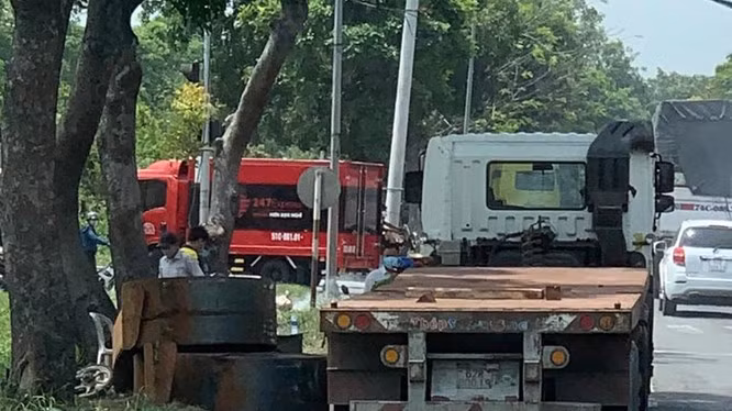  Xe đầu kéo rơi 2 cuộn thép nặng, đè trúng người bán vé số: Sáng 5/3/2022, trên đường Nguyễn Văn Linh, huyện Bình Chánh, TP HCM, xe đầu kéo chở theo 2 cuộn thép nặng hàng chục tấn thì tài xế phanh gấp để tránh người đi bộ qua đường đột ngột khiến 2 cuộn thép trên rơ-moóc bị đứt dây xích rơi xuống đường đè trúng người đàn ông bán vé số đứng trên vệ đường và xe máy của người này. Hậu quả khiến người đàn ông bị thương nặng, xe máy bị hư hỏng. 