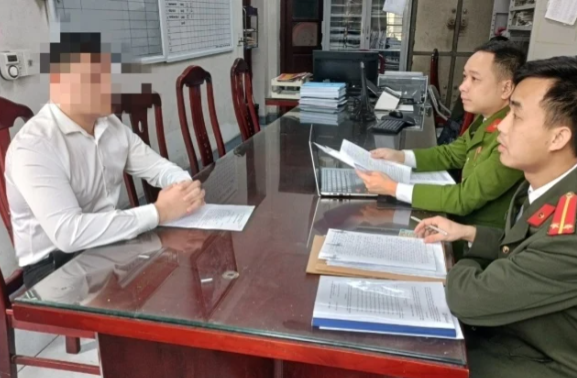 Xu phat hai nguoi chuyen cuoc goi den duong day nong cua Bo Cong an