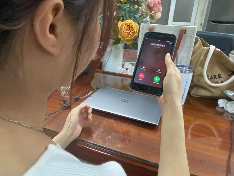 Chúng liên tục gọi điện thúc giục, xung quanh là tiếng còi hú xe cấp cứu, tiếng y tá, bác sĩ gấp gáp khiến chị không thể bình tĩnh và đã chuyển 30 triệu đồng đầu tiên. Sau đó, chị H. liên tục nhận được cuộc gọi hối thúc chuyển nhanh lên nên chị tiếp tục chuyển thêm 30 triệu đồng lần thứ 2. (Ảnh minh họa)