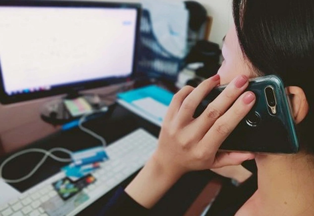 Khi biết chị H gần tới nơi, các đối tượng chuyển hướng sang một kịch bản khác. Chúng chuyển máy cho chị H nói chuyện với một người tự xưng là bác sĩ với nội dung: "Cháu H.M đang mất máu rất nhiều và hiện tại không thể cầm máu, phía bệnh viện quyết định chuyển cháu sang Bệnh viện Trung ương Quân đội 108, sẽ có bác sĩ giỏi đi cùng truyền máu cho cháu, thiết bị tân tiến nhưng chi phí cần tạm ứng trước là 100 triệu đồng". (Ảnh minh họa)