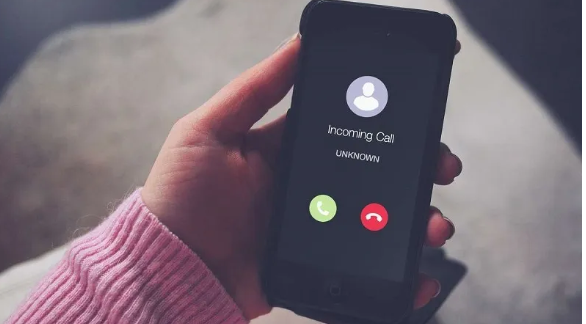  Mất trắng 260 triệu vì tin cuộc điện thoại "con cấp cứu, chuyển tiền gấp": Sáng 13/3, sau khi tới cơ quan, chồng chị N.T.M.H (Cầu Giấy, Hà Nội) nhận được cuộc gọi từ đối tượng tự xưng là cô giáo của con - cháu H.M đang học tại Hoà Lạc với nội dung: "Cháu H.M bị tai nạn, đang cấp cứu ở Bệnh viện Thu Cúc, cháu bị chảy máu tai, hôn mê, mất rất nhiều máu, hiện giờ phải truyền máu gấp mà cô giáo đưa đi cấp cứu gấp nên không mang theo tiền". (Ảnh minh họa) 