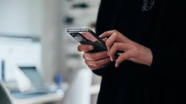 Anh H gọi điện ngay cho gia đình để báo tin, đồng thời xin nghỉ làm sớm để vào bệnh viện. Mấy phút sau tiếp tục nhận được cuộc điện thoại thứ 2, anh H được chuyển đến cuộc hội thoại với đối tượng tự xưng bác sĩ nói: "Cháu ngã từ tầng 3 xuống, chảy máu tai nhiều, có thể chảy máu não, khả năng cao bị chấn thương sọ não". Đang đi trên đường thì anh nhận được cuộc gọi thứ 3. Đối tượng tự xưng cô giáo nói là vì đi gấp nên không mang theo tiền mà bệnh viện yêu cầu nộp tiền trước thì mới được nhập viện, nên anh H tin và làm theo, chuyển 40 triệu vào tài khoản của "nhân viên bệnh viện". Sau đó, gia đình thông tin lại là con gái anh H bình an, anh đã bị lừa. (Ảnh minh họa) 