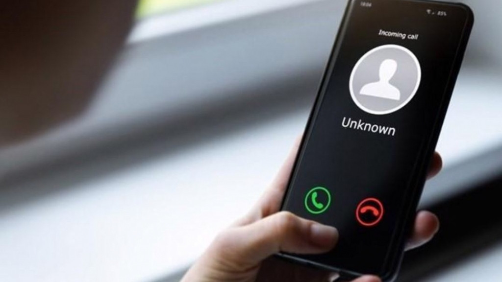  Mất 200 triệu sau cuộc gọi "con cấp cứu": Ngày 14/3, Công an quận Nam Từ Liêm, Hà Nội tiếp nhận đơn trình báo của chị V.T.H (SN 1978, tại Q.Hoàng Mai, Hà Nội) về việc khi chị đang làm việc tại công ty ở KCN Từ Liêm thì nhận được điện thoại. Người gọi tự xưng là giáo viên thông báo con chị là cháu L.G.B. đang học lớp 10A1 trường chuyên Khoa học tự nhiên bị ngã từ tầng 3 của trường đang cấp cứu tại Bệnh viện Việt Đức trong tình trạng nguy kịch. (Ảnh minh họa)