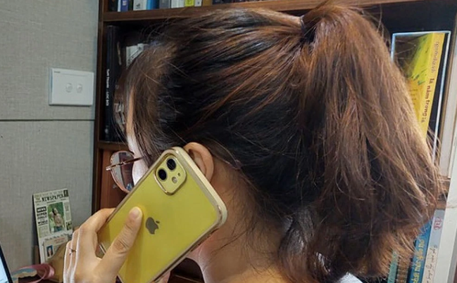 Bị các đối tượng liên tục gọi điện và thông báo tình trạng của con mình ngày một nặng, chị H lo lắng, suy sụp tới mức nghĩ rằng nếu không chuyển tiền sẽ không thể gặp con lần cuối, nên quyết định chuyển thêm 100 triệu. Tương tự như lần trước, các đối tượng lừa đảo báo không nhận được tiền. Chị H lưỡng lự, bán tín bán nghi thì đối tượng tự xưng bác sĩ báo rằng con đang sốc và có hiện tượng co giật. “Lúc bấy giờ, tiếng còi xe cấp cứu dồn dập, tôi cuống cuồng như bị điều khiển lại tiếp tục chuyển thêm 100 triệu đồng nữa" - chị H nhớ lại.Sau khi chuyển 260 triệu đồng chị mới bị mình bị lừa. (Ảnh minh họa) 