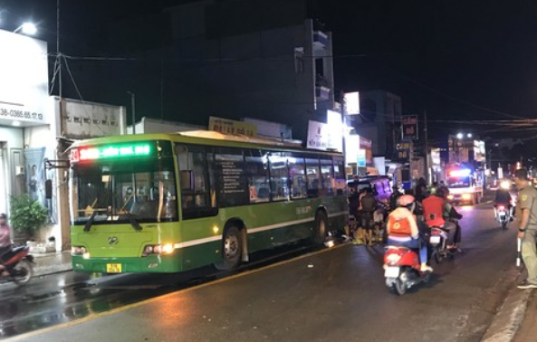  Va quẹt ngã ra đường, một người bị xe buýt cán tử vong: Chiều 2/10/2022, hai nam thanh niên chở nhau bằng xe máy BS: 67D1-6839 chạy trên đường Lý Thường Kiệt theo hướng từ quốc lộ 22 vào đường Quang Trung. Khi đến trước số 192 Lý Thường Kiệt, thị trấn Hóc Môn, huyện Hóc Môn, TP HCM thì va quẹt với một xe máy chạy cùng chiều. Tai nạn làm hai thanh niên ngã qua làn đường ngược lại, vừa lúc này xe buýt tuyến 24 mang BS: 51B-304.36 chạy tới, không xử lý kịp đã cán qua người làm nam thanh niên chết tại chỗ, người ngồi sau bị thương. 