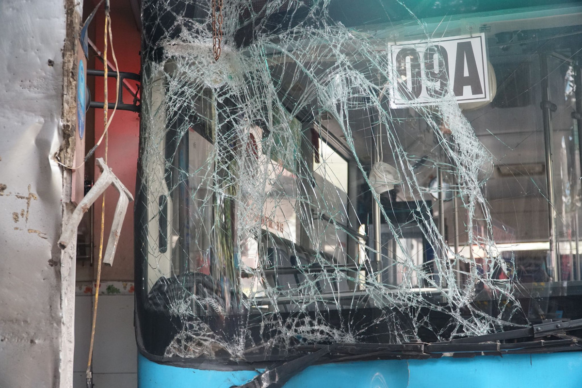 Theo thông tin ban đầu, khoảng 11h cùng ngày, xe buýt tuyến 09A do tài xế N.V.R. cầm lái đang chạy trên phố Đội Cấn (phường Liễu Giai, quận Ba Đình) thì lao vào quán bún chả ở số nhà 341. 